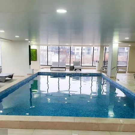 アパート Front - Pool &