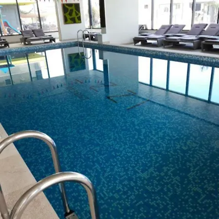 Front - Pool & * Navodari