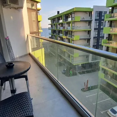 Front - Pool & Apartment Navodari
