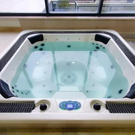 アパート Front - Pool &